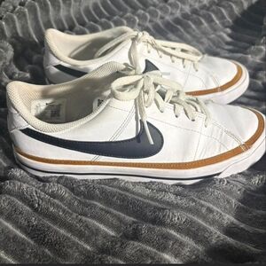 Nike White and Black Sneakers